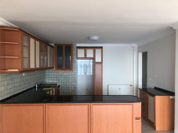 Аренда квартиры без мебели в Каршияке Измир с балконом