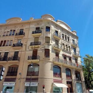 Продажа квартиры в доме с буржуазным фосадом в Валенсии /Испания